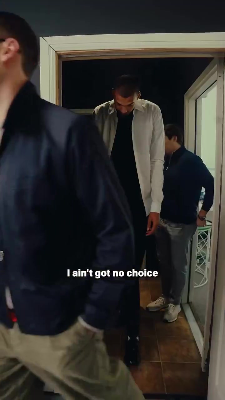 腿真长!文班亚马时尚大片来袭 化身潮男