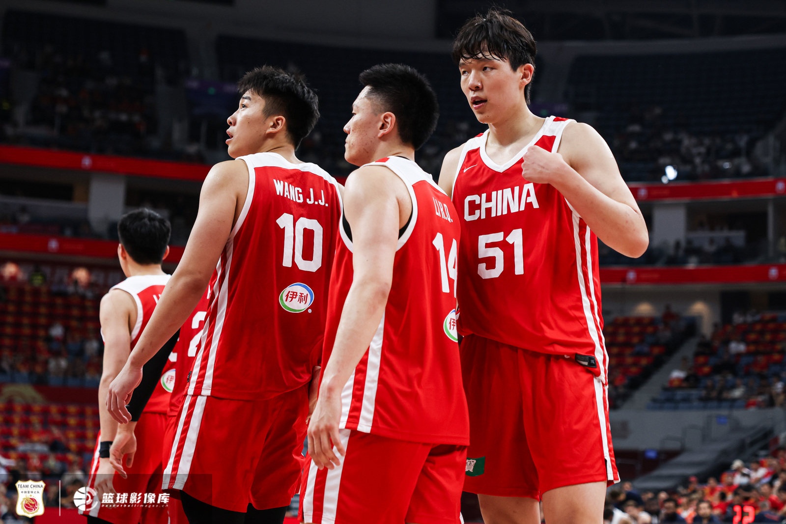 羊城晚报：杨瀚森打出了国家队生涯的代表作 攻防两端存在感十足