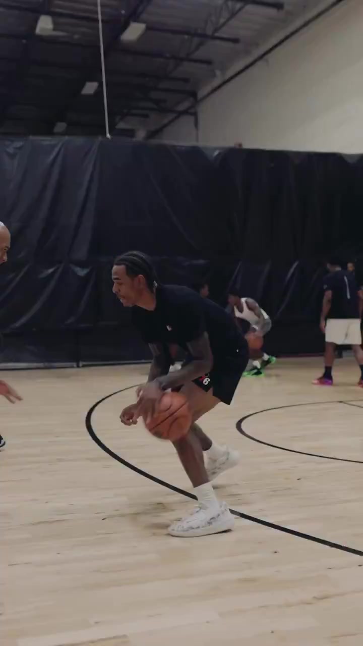 共同进步！媒体晒马克西 埃奇库姆 菲隆一同训练运球片段
