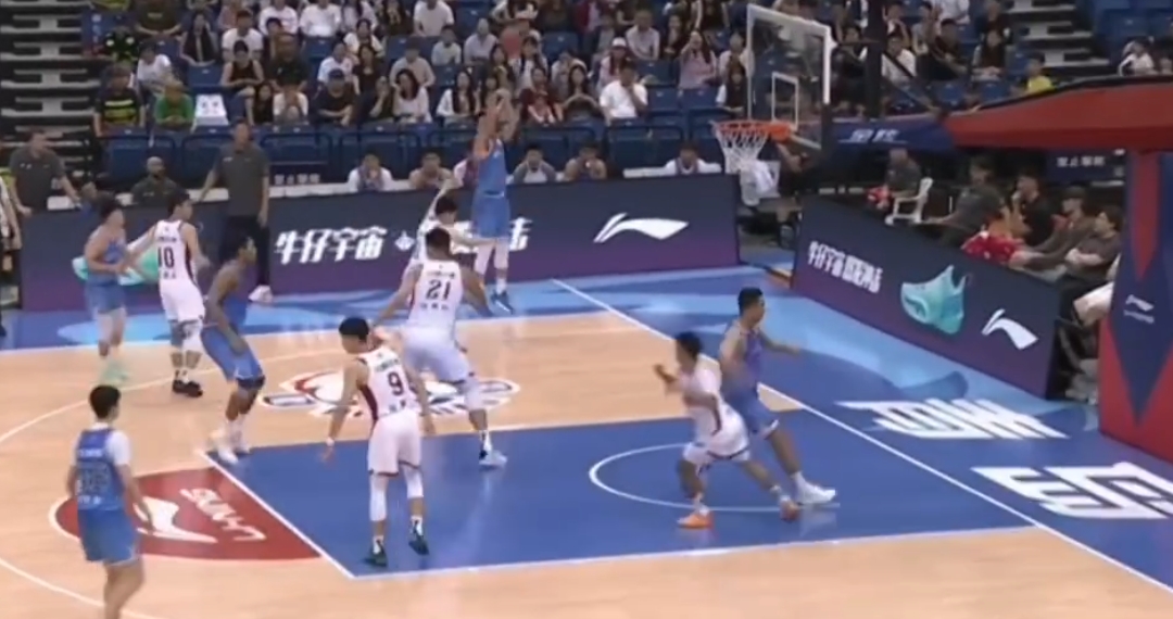 CBA夏联打出火药味~翟晓川连续向后挥肘 魏莨哲反应迅速逃过一劫 CBA夏联打出火药味~翟晓川连续向后挥肘 魏莨哲反应迅速逃过一劫